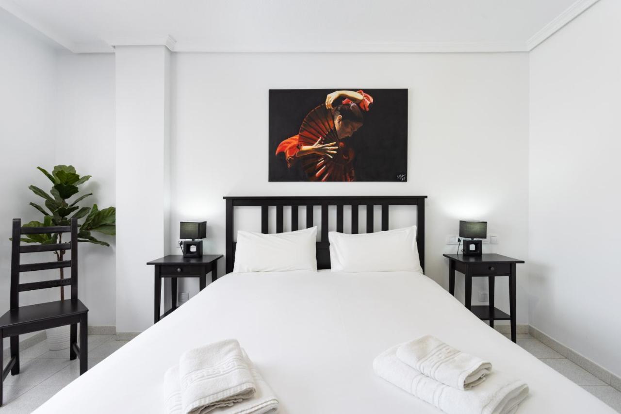 Black And White Apartment Free Wifi Лос Кристианос Экстерьер фото